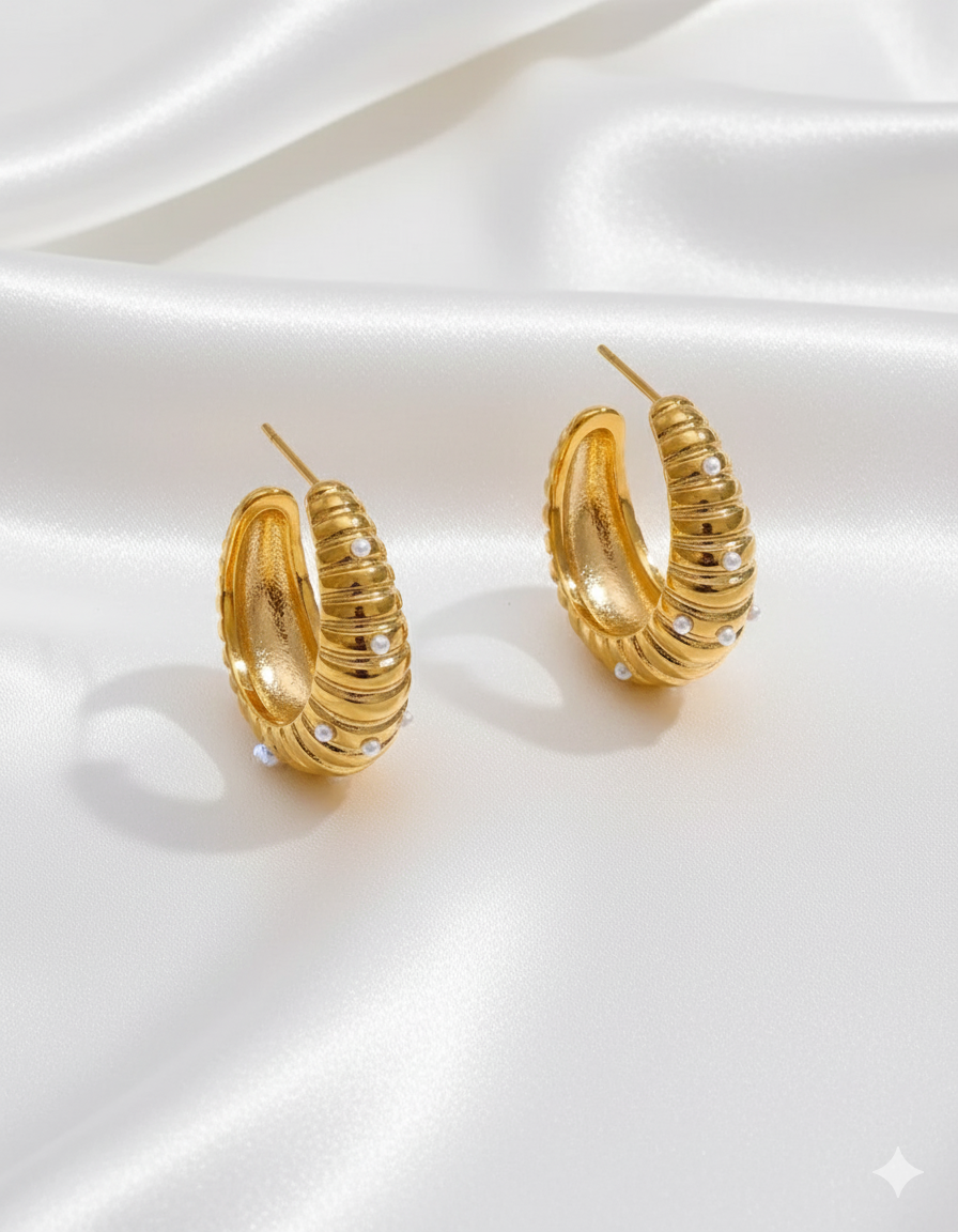 C-shape Huggies earrings with pearls