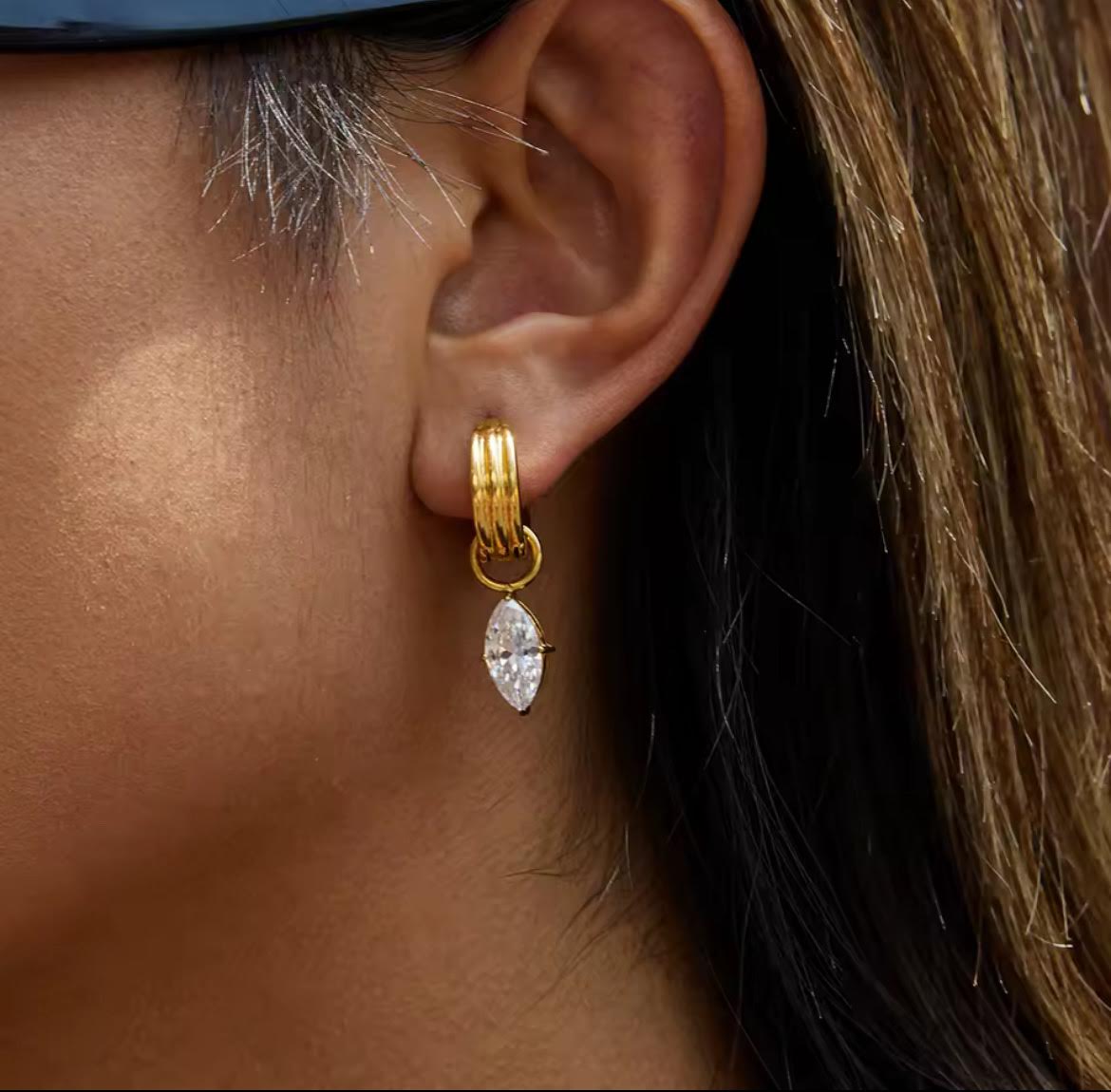 Teardrop-shaped White Zirconia Pendant Earrings