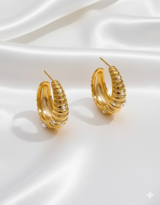 C-shape Huggies earrings with pearls