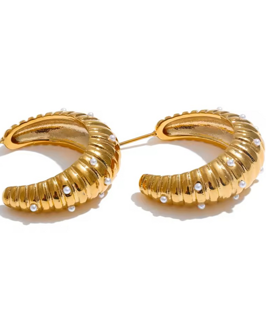 C-shape Huggies earrings with pearls